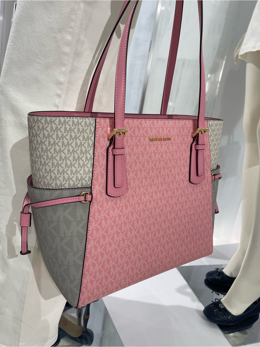 MICHAEL KORS Voyager Lg Color-Block Signature Logo TZ EW Shoulder Tote
Carnation - Picture 16 of 16